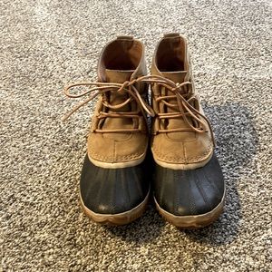 Tan sorel duck boots